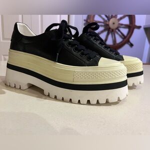 Super fun platform leather sneakers! Black and white size 7